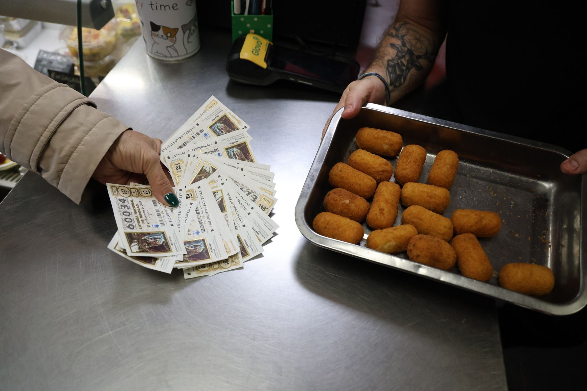 Un establecimiento de Gijón canjea los décimos no premiados de la Lotería de Navidad por croquetas