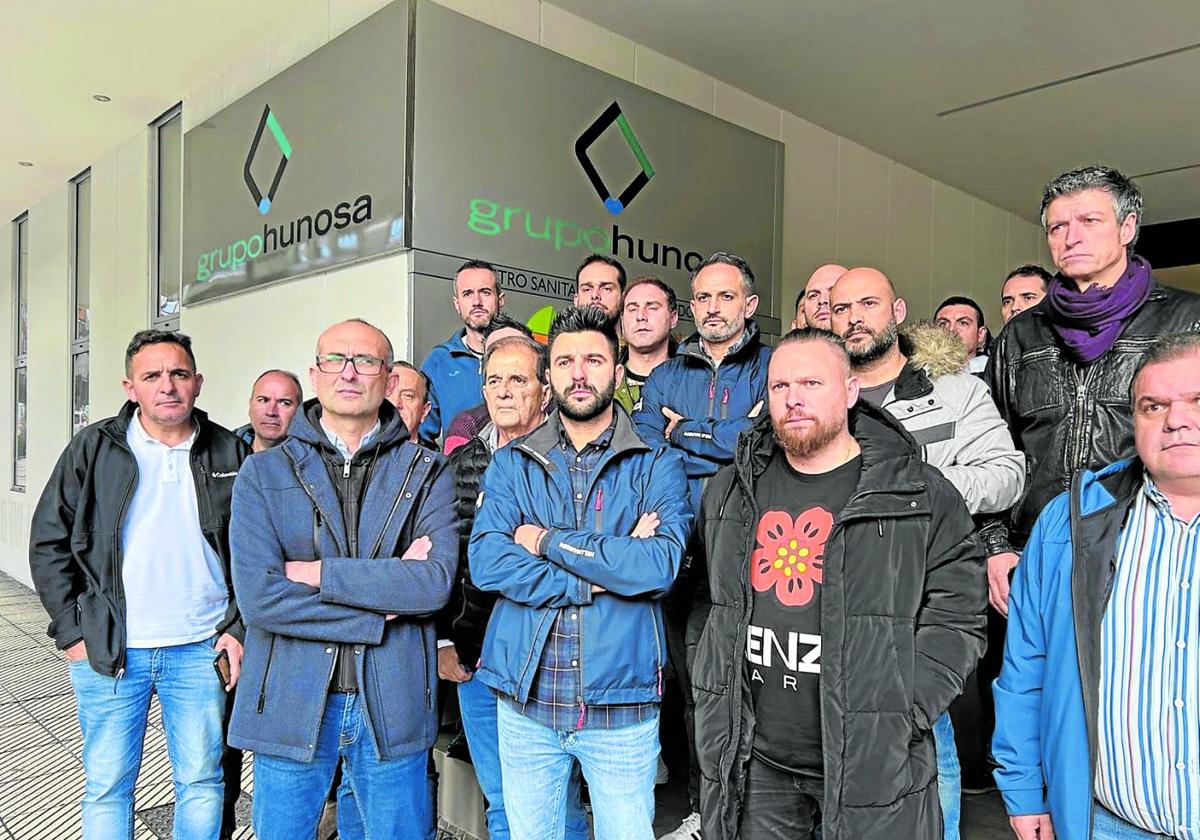 Los representantes del SOMA, junto a los trabajadores que se encerraron durante cuatro días para pedir un futuro para los trabajadores del pozo Nicolasa.