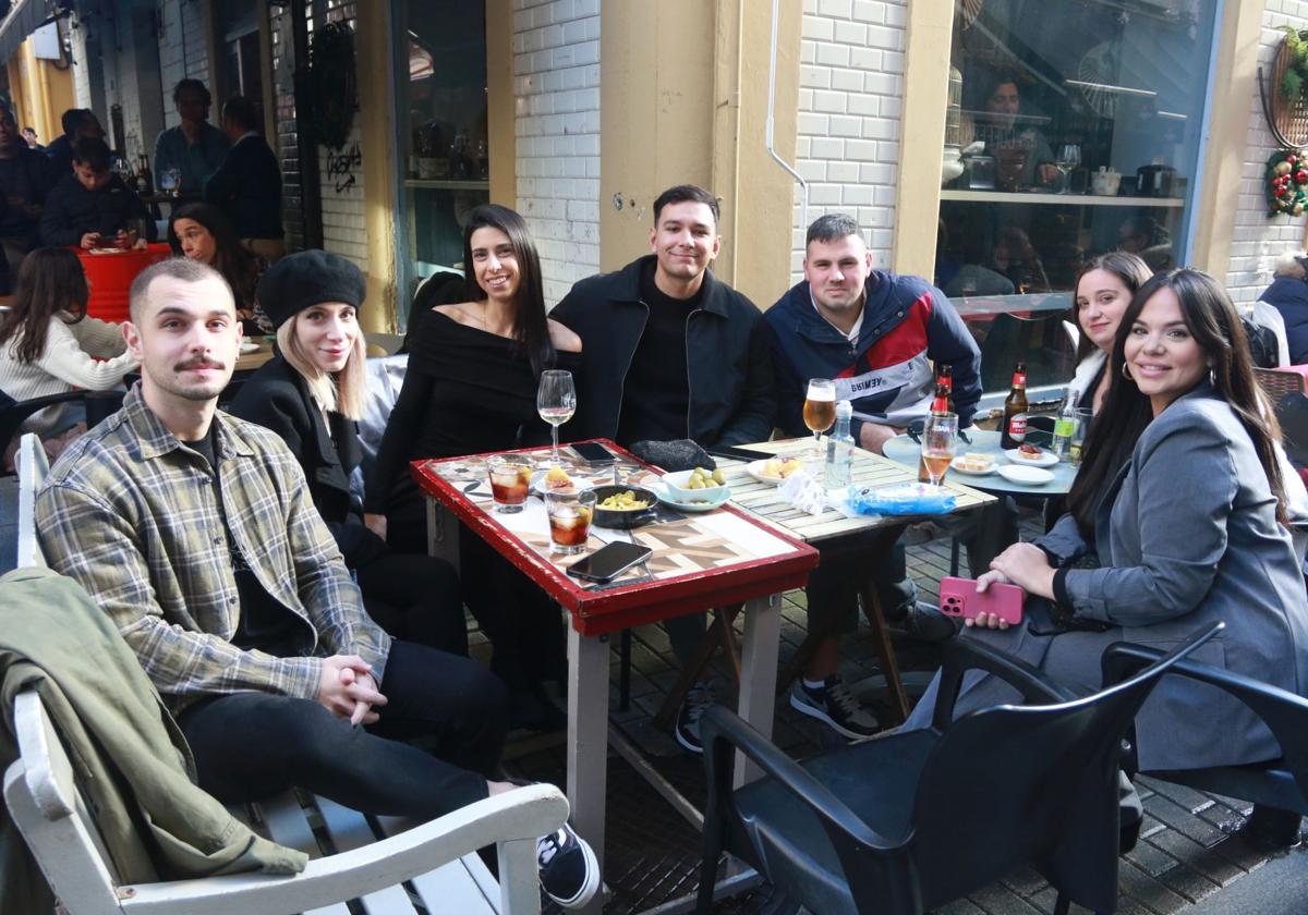 Un grupo de jóvenes disfruta del vermú en una terrraza de Mala Uva, en Gijón.