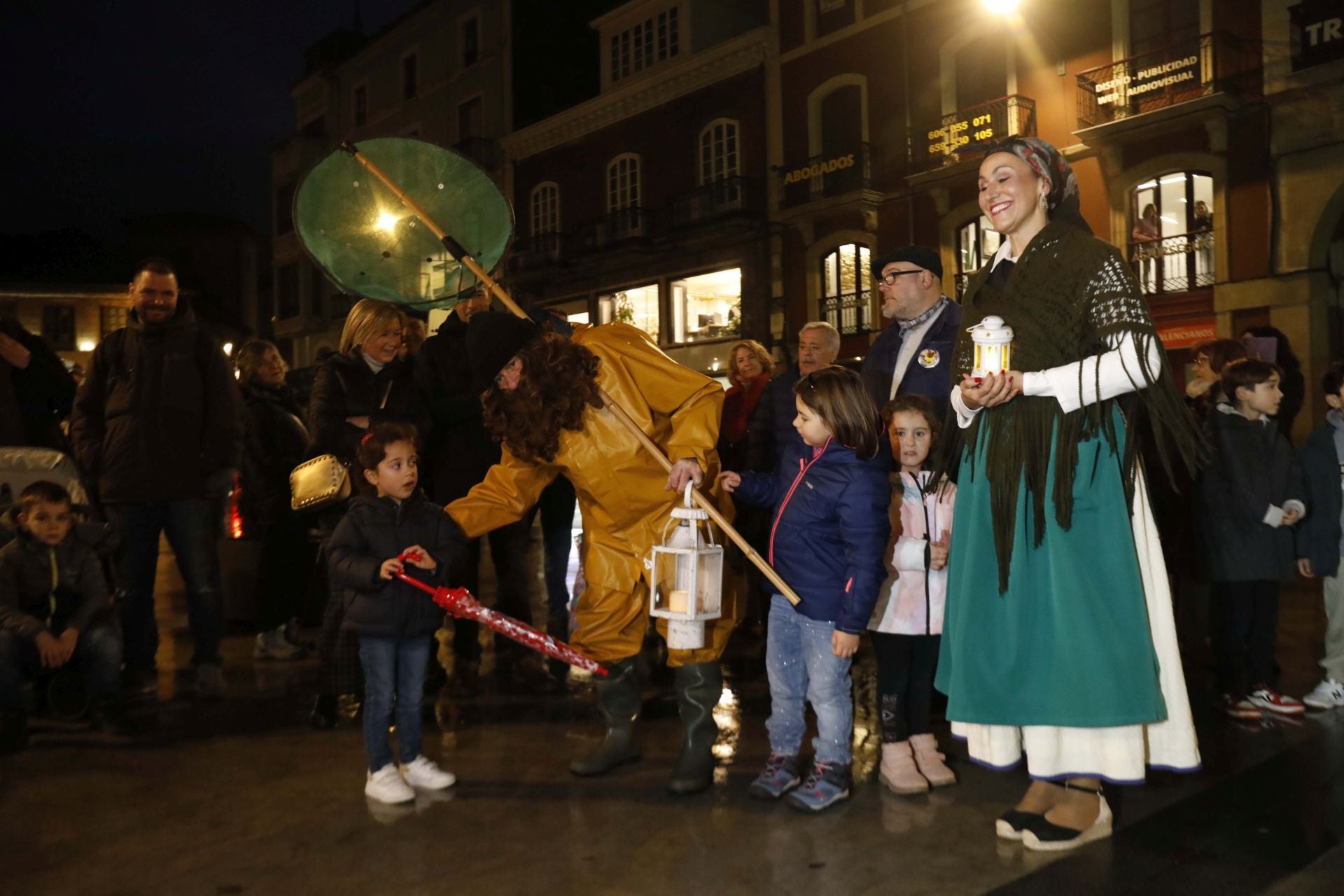 L&#039;Anguleru y Lolina reparten ilusión en Avilés