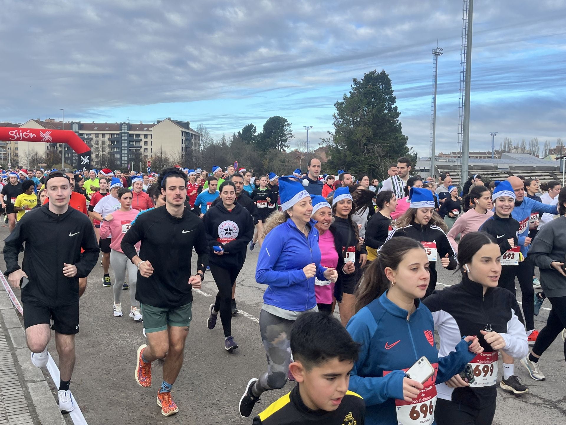 Una carrera mañanera para empezar la Nochebuena en Gijón