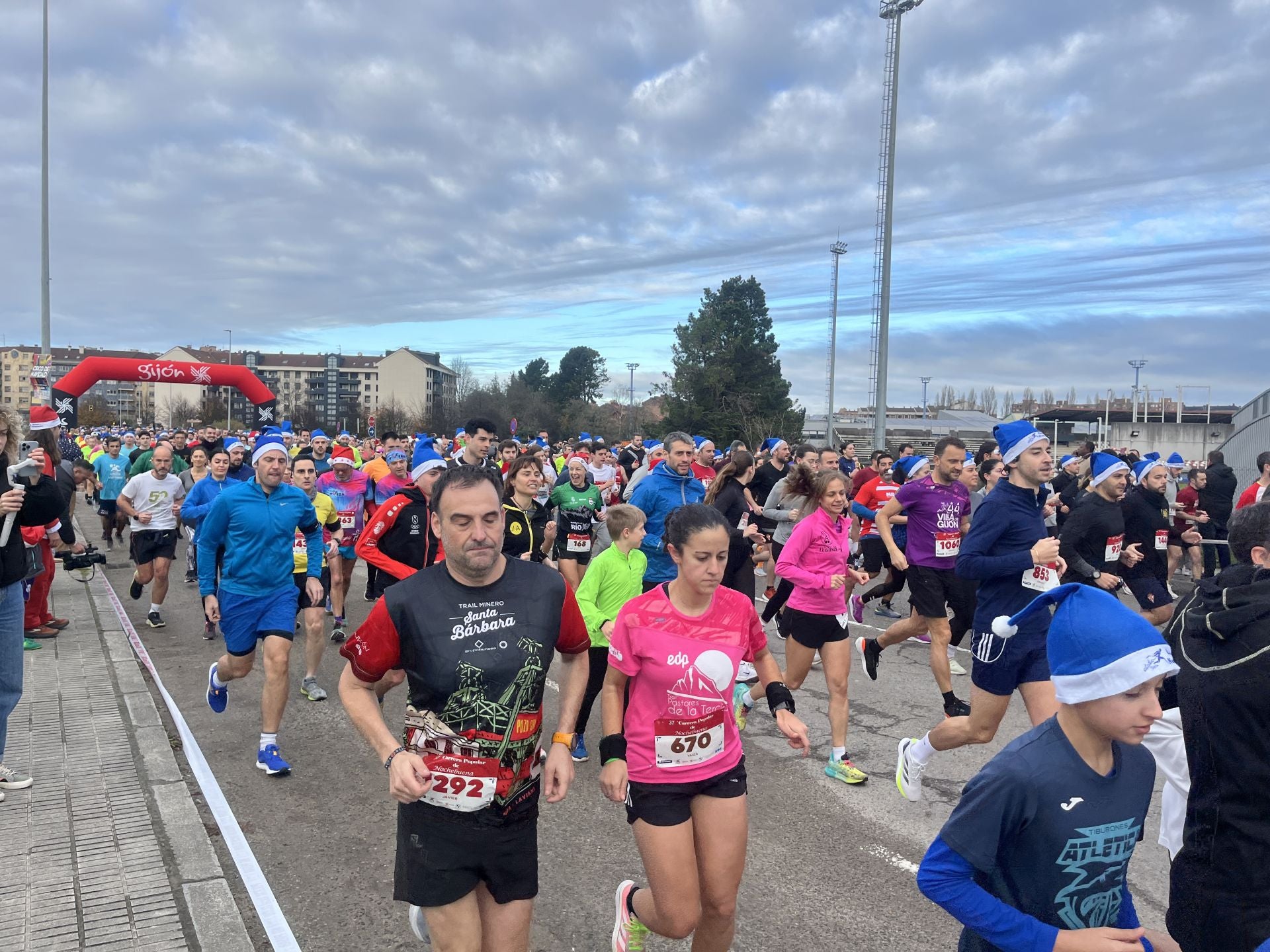 Una carrera mañanera para empezar la Nochebuena en Gijón