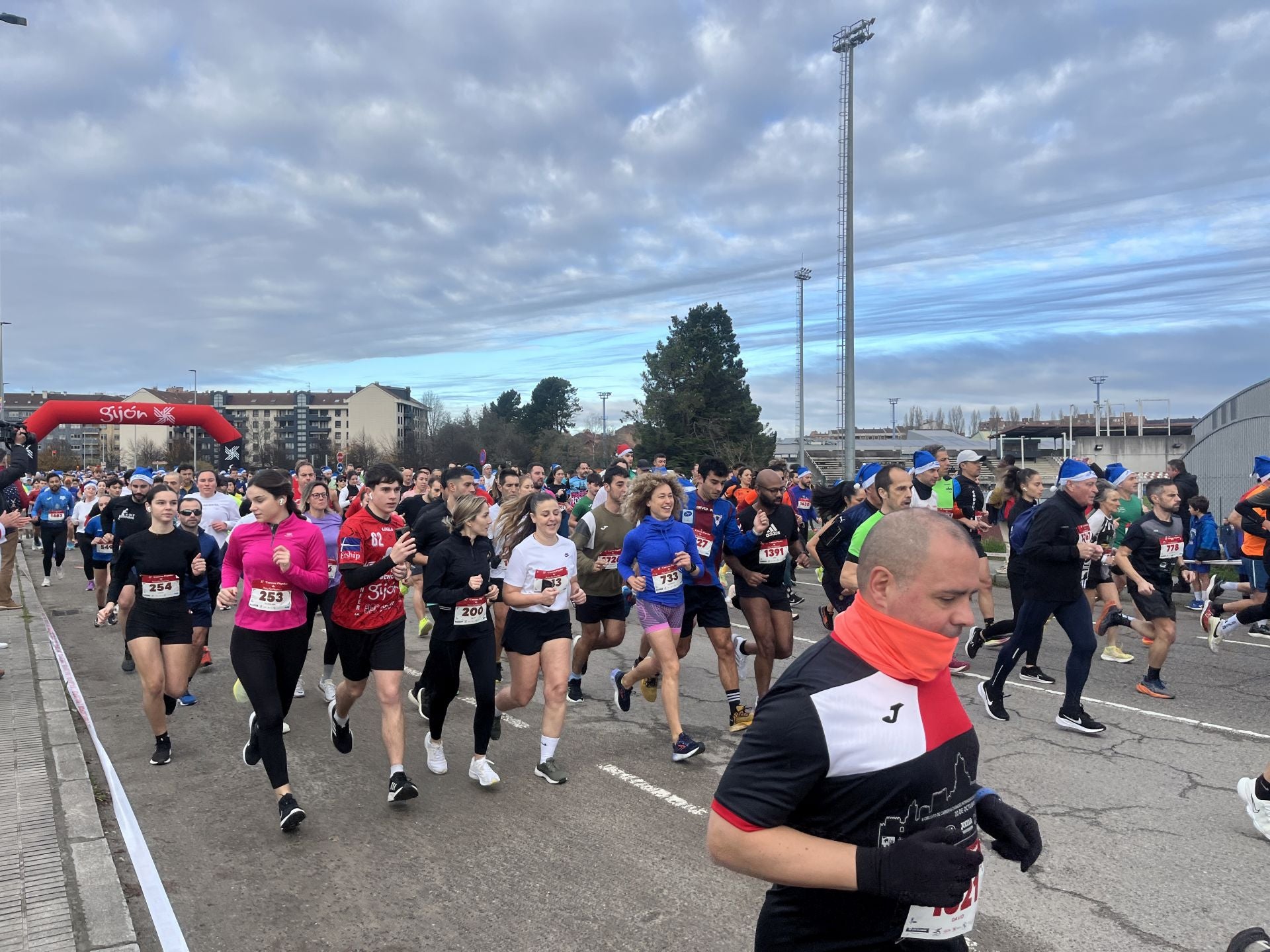 Una carrera mañanera para empezar la Nochebuena en Gijón