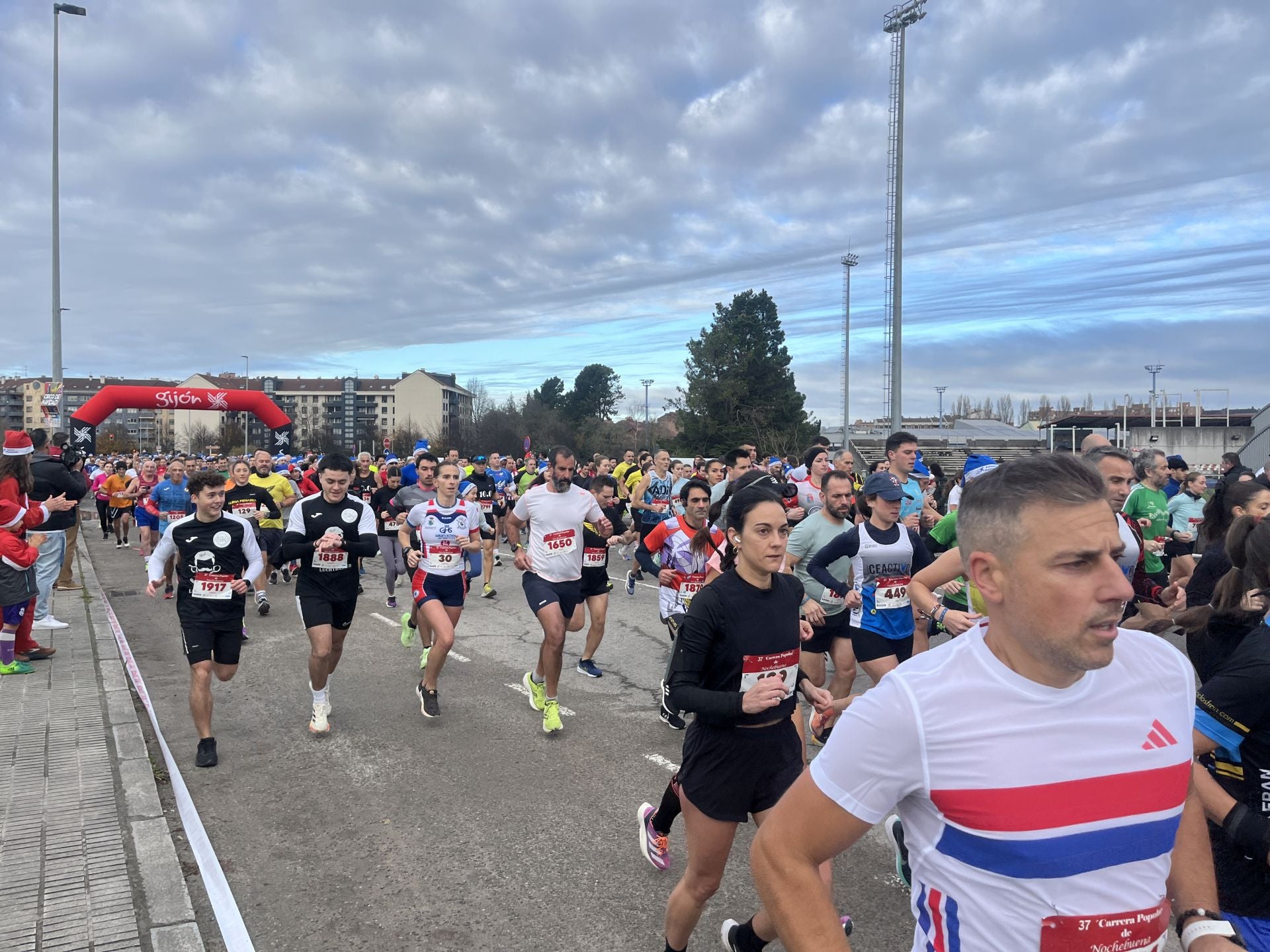 Una carrera mañanera para empezar la Nochebuena en Gijón