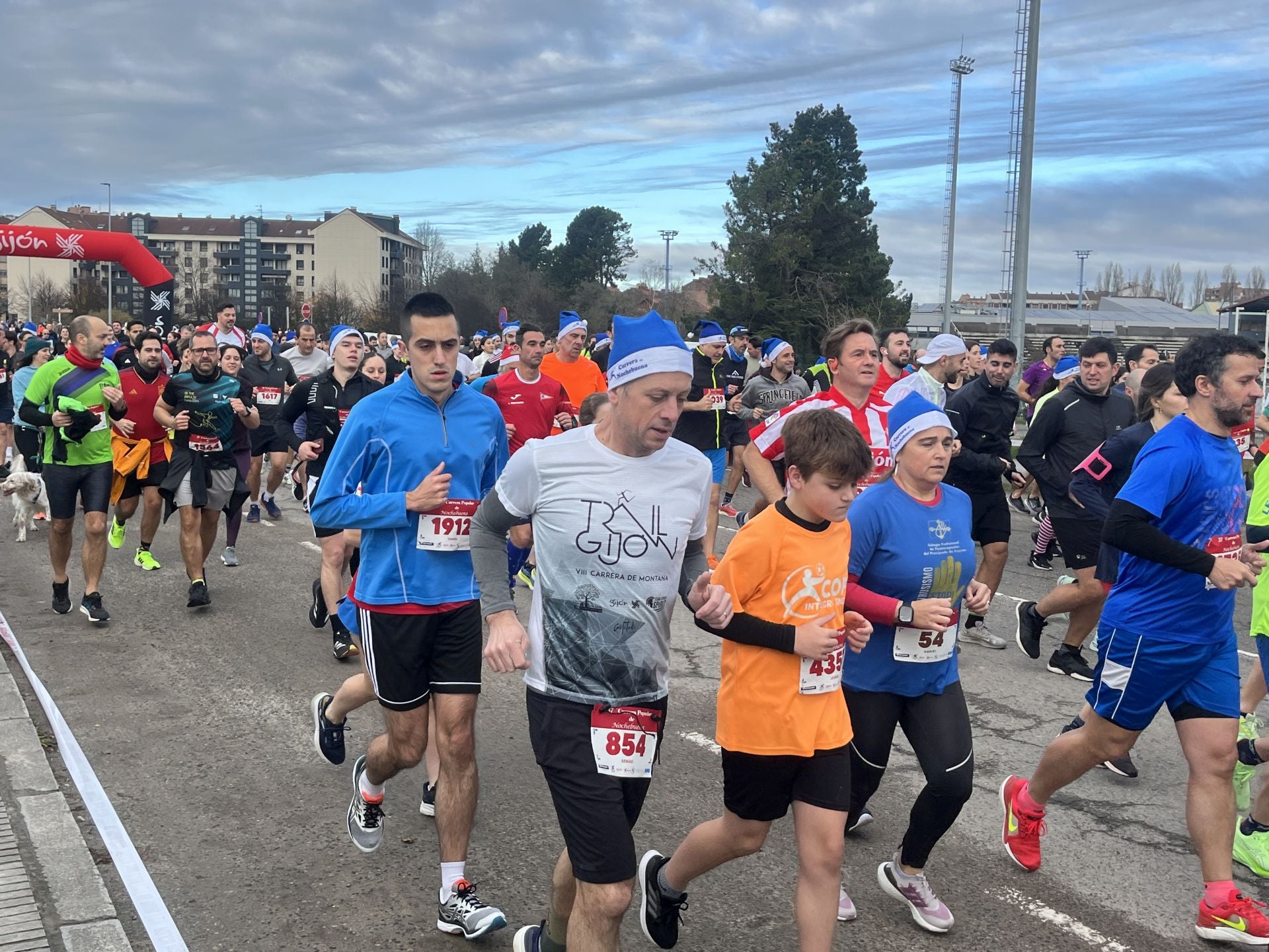 Una carrera mañanera para empezar la Nochebuena en Gijón