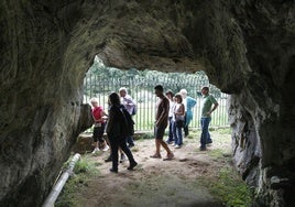 Visita a la cueva de La Lluera, en Oviedo.