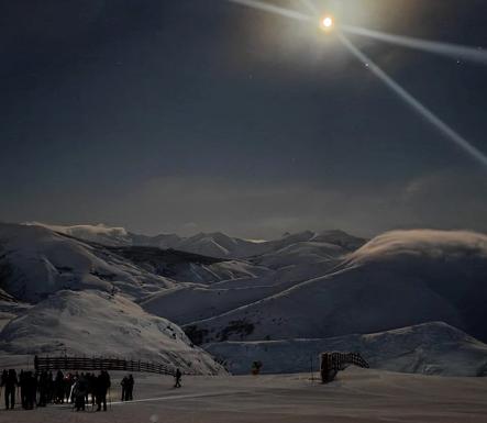 Paisaje que se disfruta en las rutas de raquetas nocturnas, con dos modalidades: una de ellas sube en telesilla al Cuitu Negru para ver atardecer