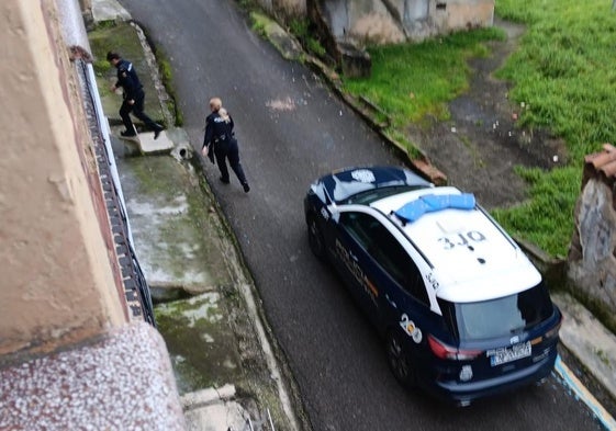 Agentes de la Policía Nacional en el edificio en el que viven los dos hermanos y el «vecino conflictivo».