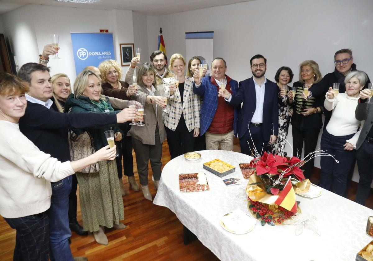 Los afiliados del PP de Avilés se reunieron ayer en la sede del partido.