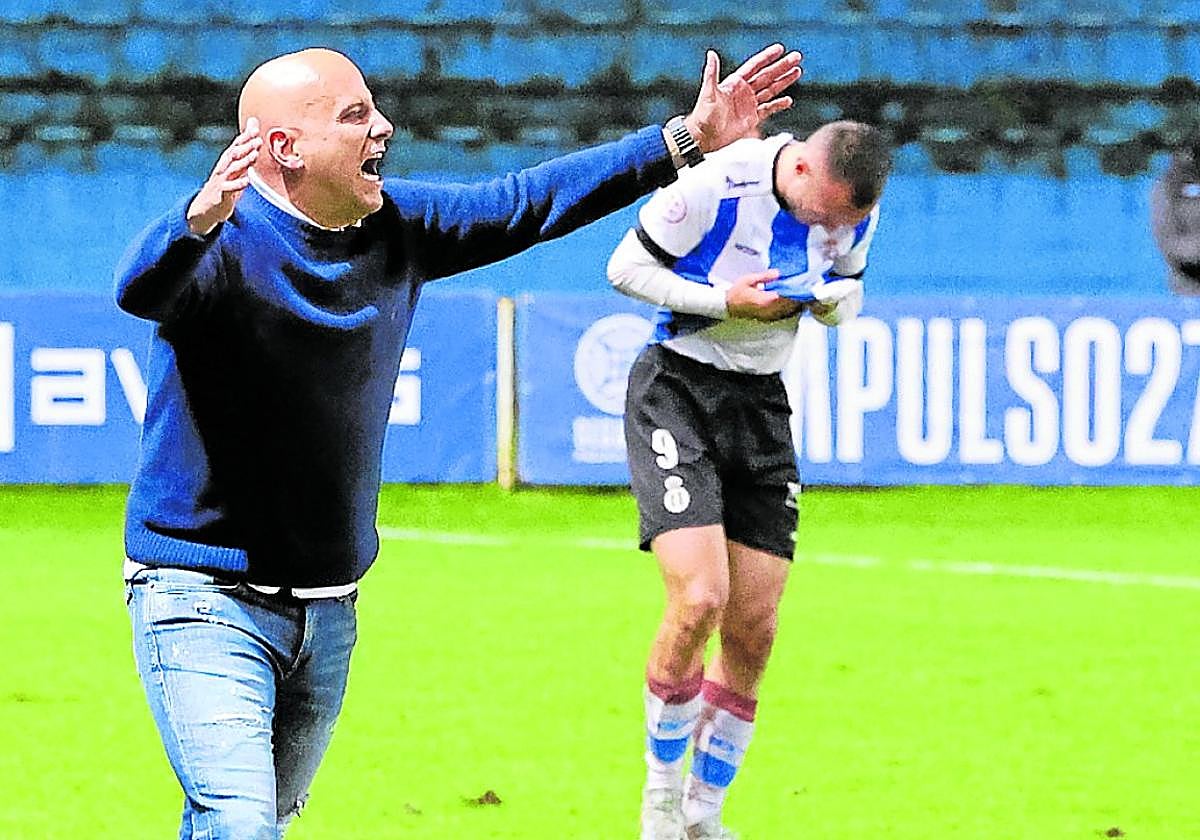 Javi Rozada, en un partido del Avilés en el Suárez Puerta esta temporada.