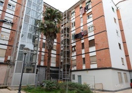 Una comunidad de Versalles, en Avilés, lleva meses con la obra del ascensor paralizada.