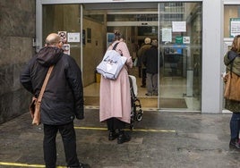 Acceso de pacientes al centro de salud Puerta La Villa de Gijón.