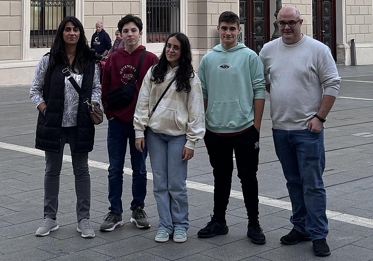 El equipo del Carreño Miranda está formado por Ismael Cabrera Cano, Enol Gilzanz Hevia y Paula Robles Muñiz y los docentes Natalia Menéndez y Francisco Suárez