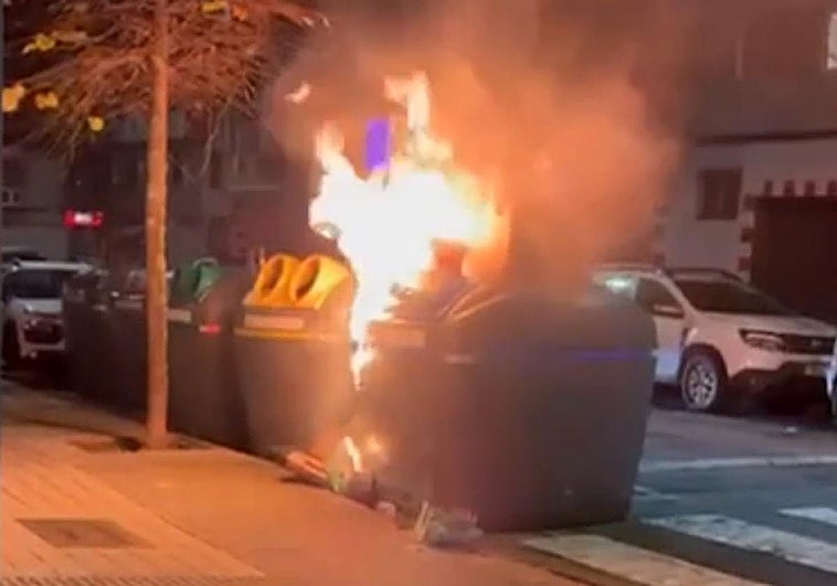 Los contenedores vandalizados en El Coto.