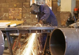 Un trabajador realiza cortes de chapa.