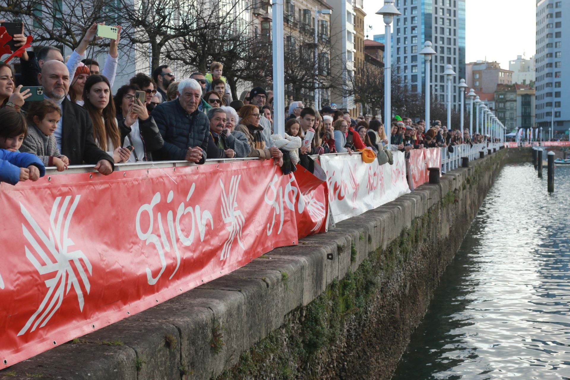 La Travesía de Navidad de Gijón, en imágenes