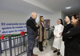 El concejal Guzmán Pendás y la directora de la Fundación de Servicios Sociales, Covadonga Landín, junto a María Angustias y María Dolores, y la voluntaria Paloma Gallego, ayer, en la residencia.