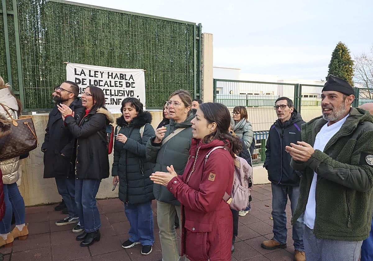Protesta a las puertas de la escuela de Jardín de Cantos el pasado día 13.