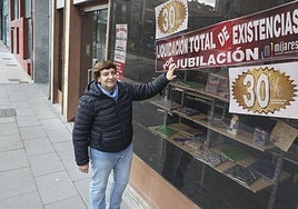 Yolanda Mijares, delante su imprenta en Avilés.