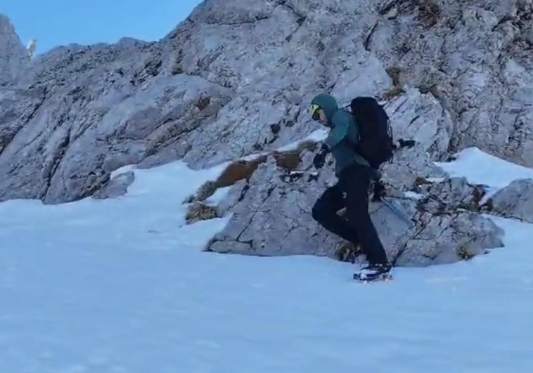 Intenso operativo conjunto entre Asturias y Cantabria, con el puesto de mando en Sotres, para hallar al montañero leonés desaparecido en Picos de Europa.