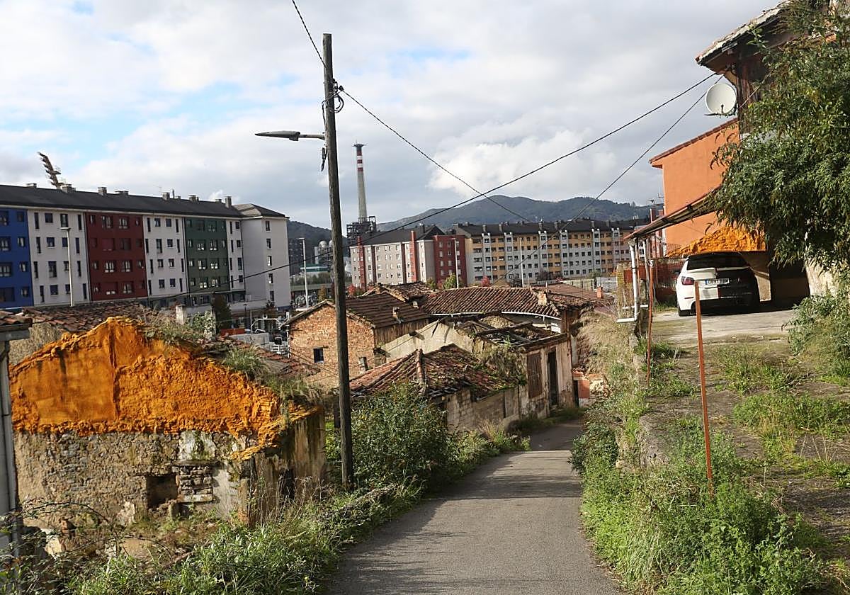 Una gran parte de las casas del barrio de El Puente, en Langreo, se han ido abandonando a lo largo de los años
