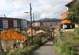 Una gran parte de las casas del barrio de El Puente, en Langreo, se han ido abandonando a lo largo de los años