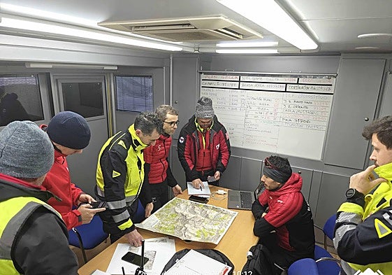 Amplio operativo desde Sotres para buscar a un montañero leonés desaparecido en Picos de Europa