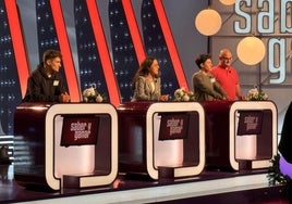 Los concursante avilesinos junto al profesor Francisco Suárez, en el plató del concurso.