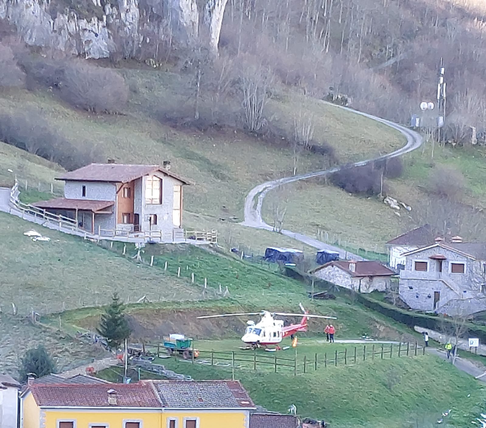 Amplio operativo desde Sotres para buscar a un montañero leonés desaparecido en Picos de Europa