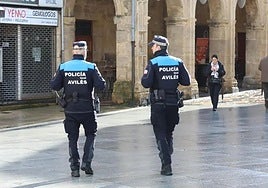 Dos agentes de la Policía Local de Avilés.