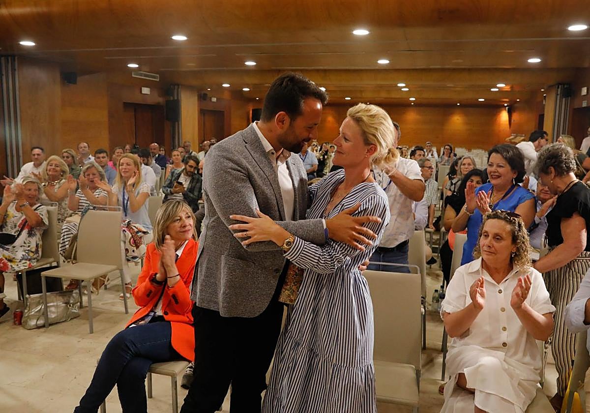 Álvaro Queipo felicita a Estefanía Rodríguez Serrano tras ganar el congreso local del PP.
