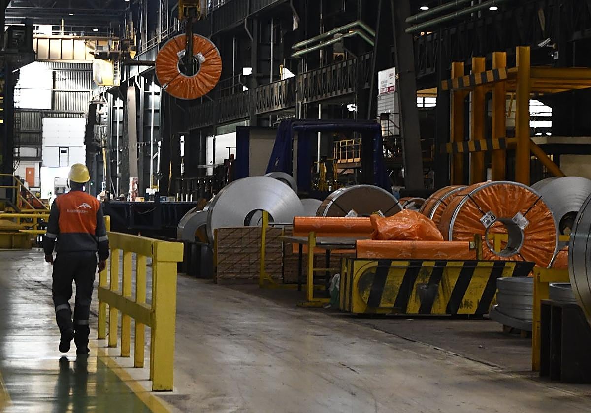 Un trabajador de Arcelor, en la planta de Avilés.