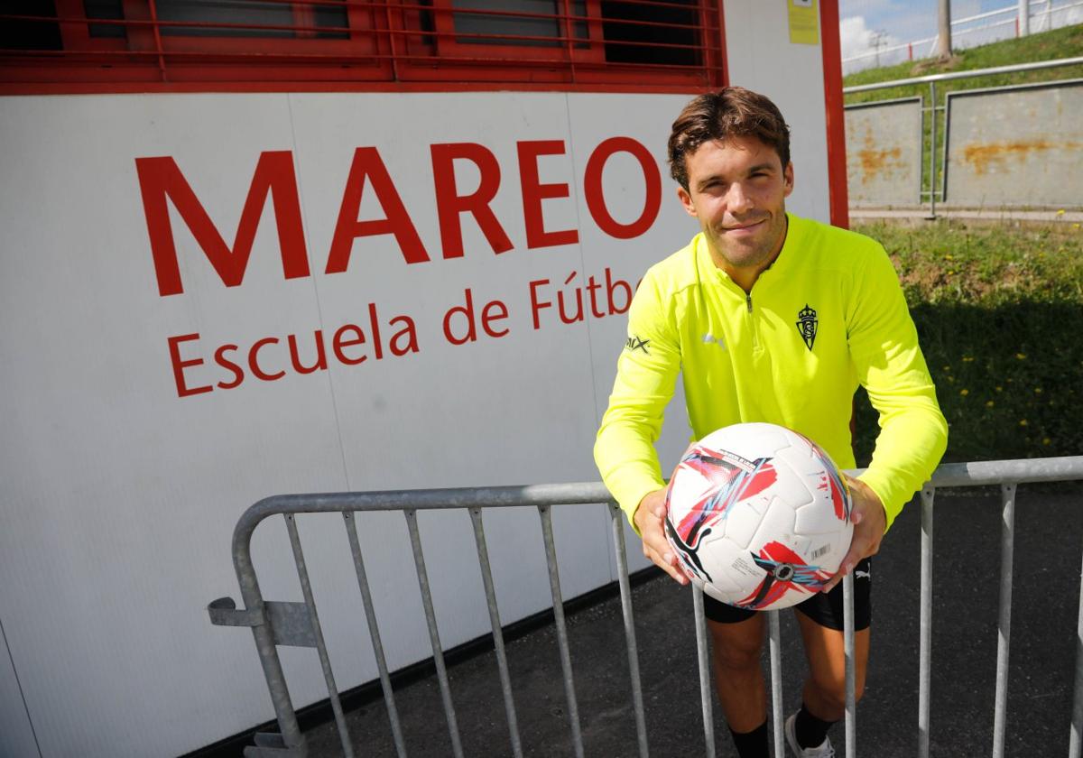 Nacho Méndez posa para EL COMERCIO en un cartel de Mareo.