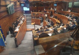 Los diputados, en plena votación de una de las enmiendas.