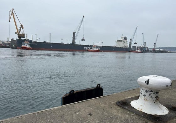 El granelero Kristian Oldendorff, cargado con 65.946 toneladas de carbón de Kazajistán, en su llegada al puerto de Avilés.