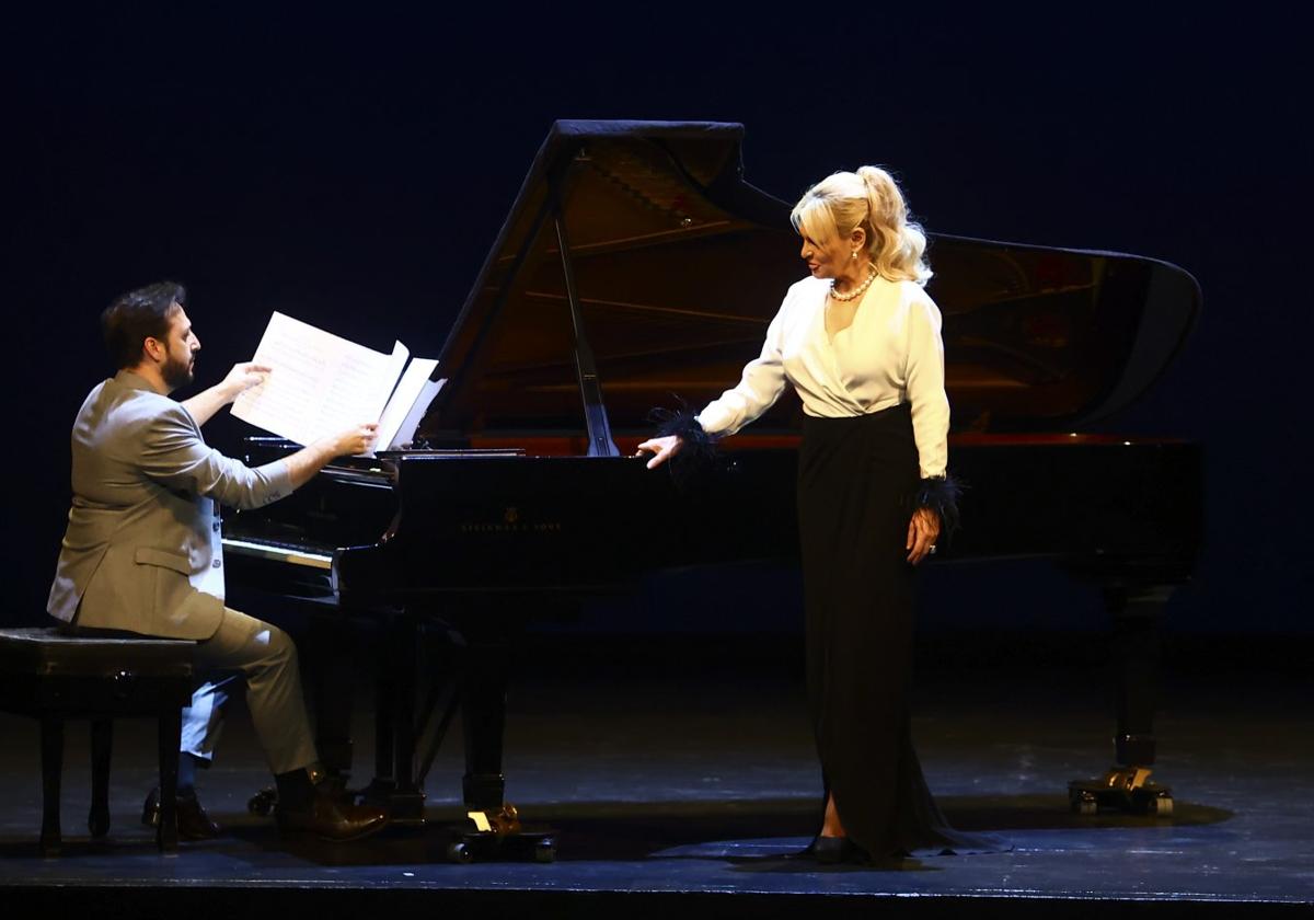 Javier Carmena y Ainhoa Arteta sobre las tablas del Teatro Campoamor de Oviedo al inicio del concierto.