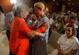 Esther Llamazares felicitando a Estefanía Rodríguez tras su victoria en el congreso celebrado en julio.