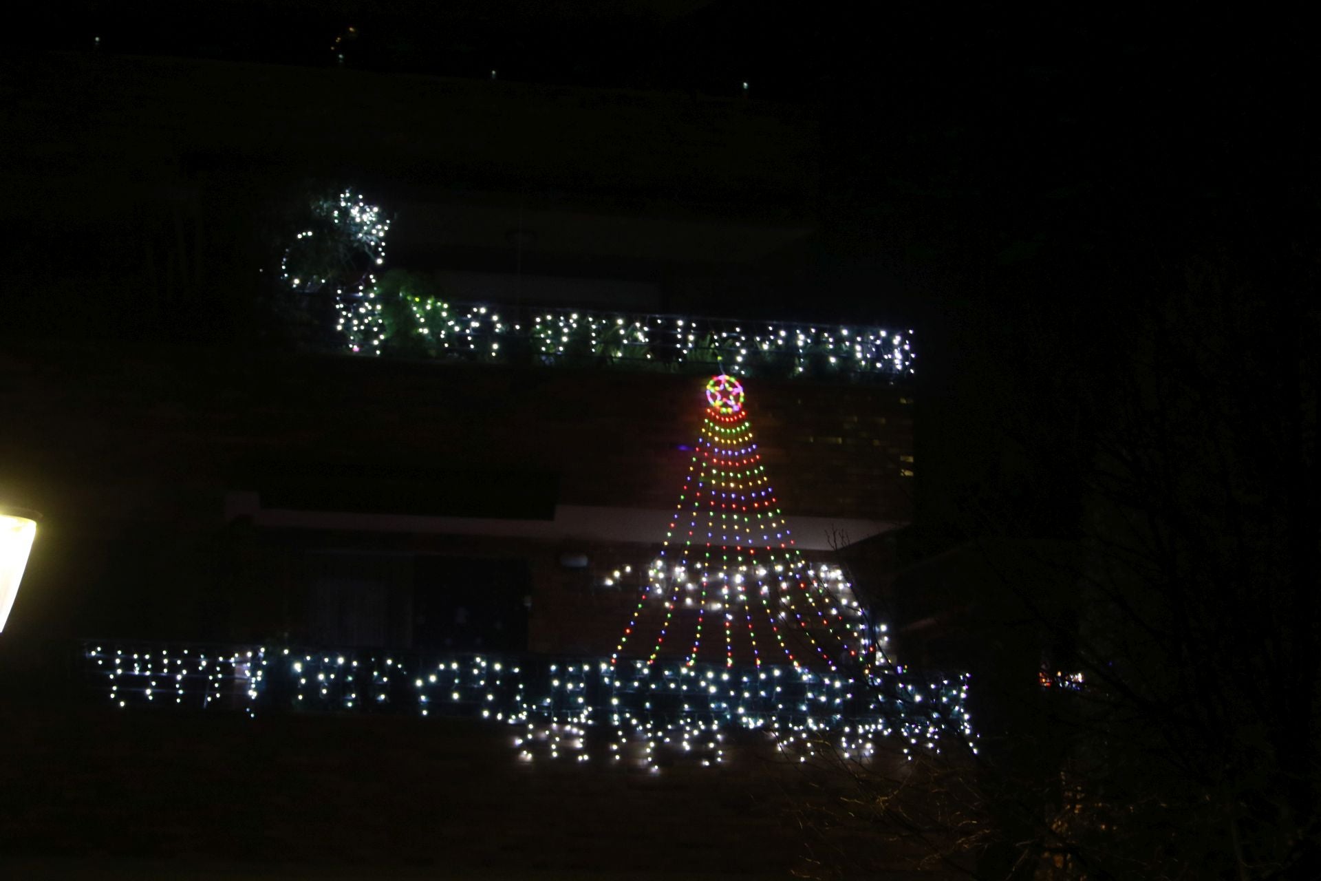 Avenida de José Manuel Palacio.  Uno de los balcones iluminados.