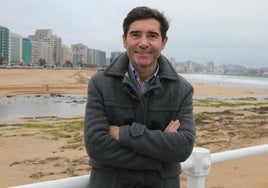 Marcelino García Toral, en el Muro de San Lorenzo de Gijón, durante la entrevista con EL COMERCIO.