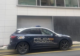 Un coche de la Policía Nacional delante del Palacio de Justicia de Langreo.