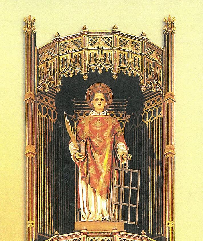 Imagen secundaria 2 - A la izquierda, interior de la capilla de San Lorenzo de Mar con las imágenes de San Lorenzo (cha) y Virgen de la Providencia (centro); a la derecha, San Lorenzo, en el retrablo del altar mayor del templo.