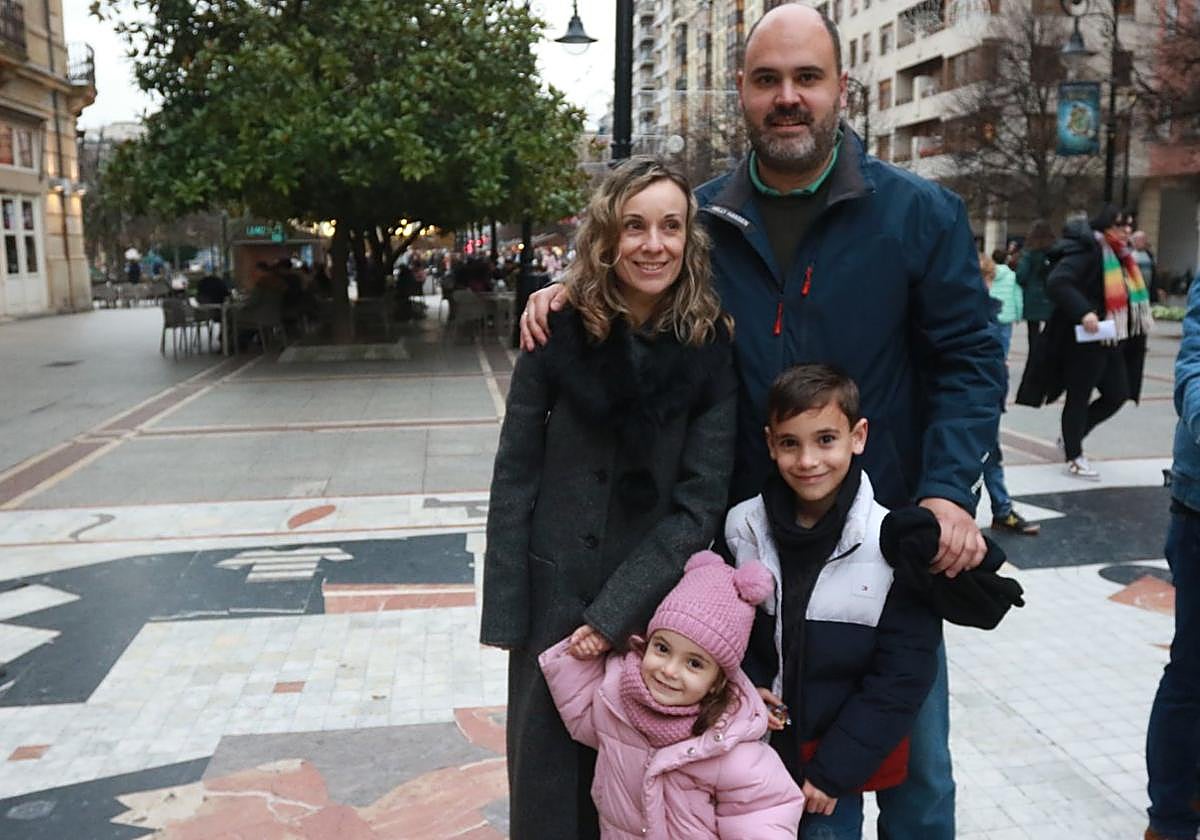 May y Eduardo Fernández, con Óscar y la pequeña May.