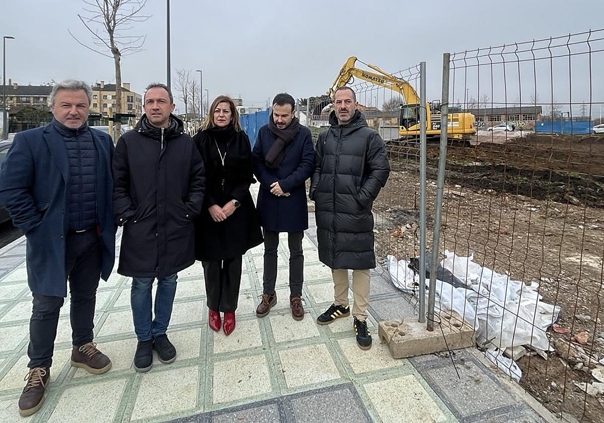 El director general de Avintia Inmobiliaria, Roberto Campos; el consejero de Ordenación de Territorio, Urbanismo, Vivienda y Derechos Ciudadanos, Ovidio Zapico; la concejal de IU en Siero, Teresa Álvarez; el director general de Vivienda, Jesús Daniel Sánchez; y el alcalde, Ángel García.