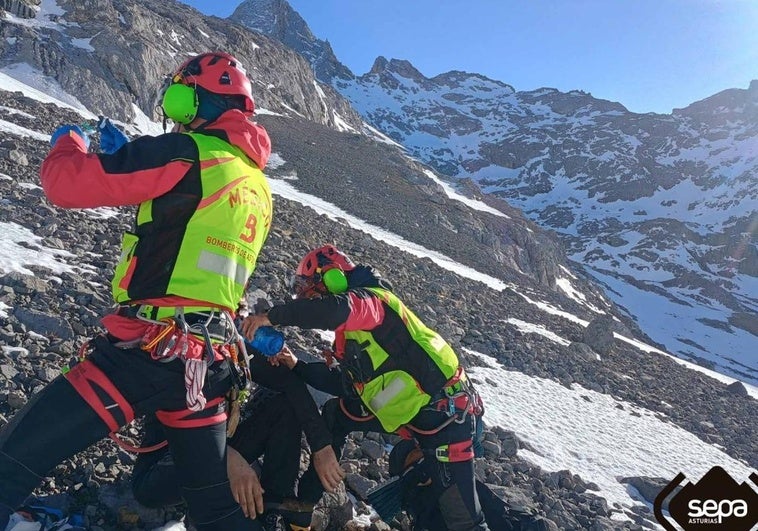 Momento en el que Senén Turienzo fue atendido por el Grupo de Rescate de Bomberos del Servicio de Emergencias del Principado.