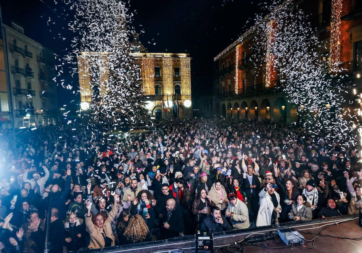 La fiesta de Nochevieja celebrada en la plaza Mayor de Gijón el pasado año.