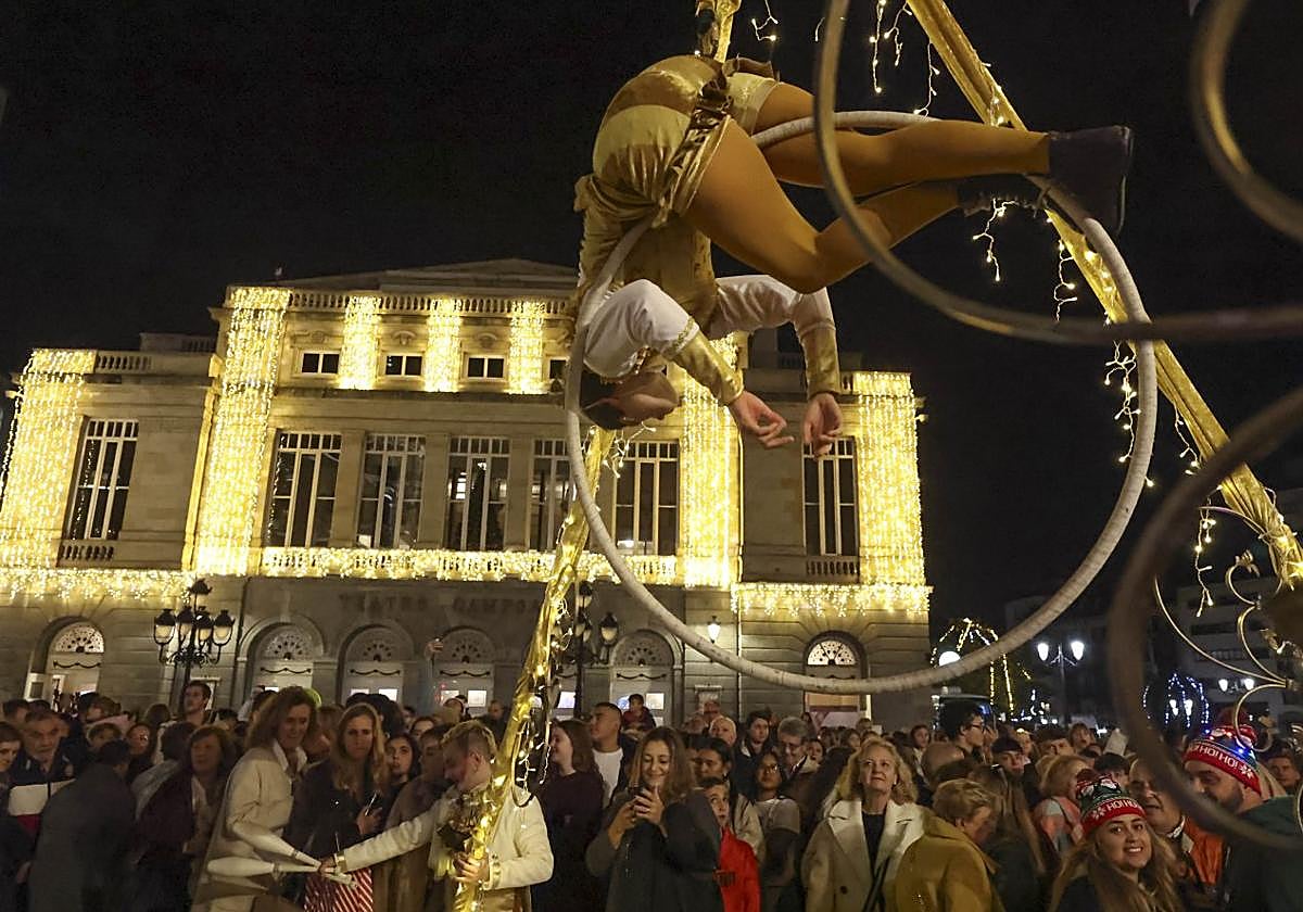 El Teatro Campoamor, uno de los grandes centros culturales de Oviedo, iluminado en Navidad.