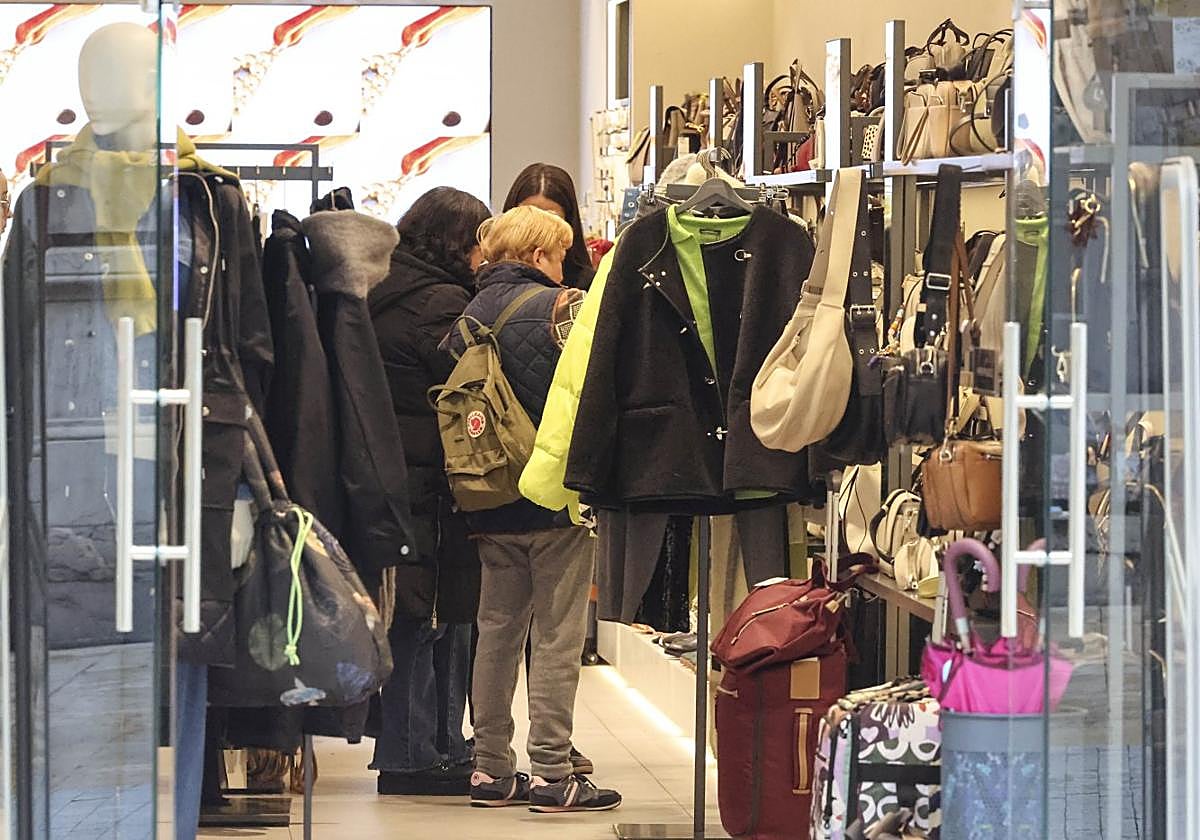 Compradores en una tienda en la calle de La Cámara.