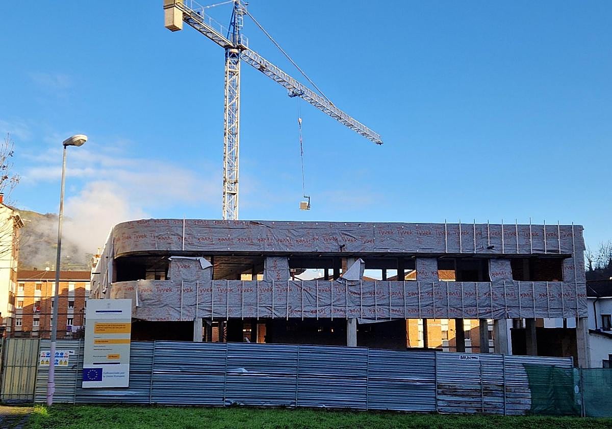 Estado que presenta la obra del centro de salud de Lena, con la estructura ya finalizada.