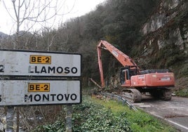 La excavadora que se encarga de retirar las rocas de ladera que amenazan con caer a carretera se prepara para efectuar los trabajos.