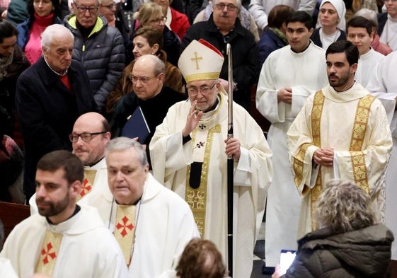 El arzobispo de Oviedo bendice a los feligreses en la Catedral, donde abrió el Año Jubilar, tras procesionar desde la iglesia de San Tirso el Real.